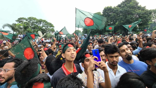 জমকালো আয়োজনে উদযাপিত হচ্ছে ‘৩৬ জুলাই’, গান ও উৎসবে মুখর মানিক মিয়া অ্যাভিনিউ
