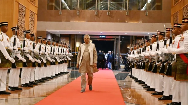 মালয়েশিয়ায় প্রধান উপদেষ্টাকে লাল গালিচায় সংবর্ধনা
