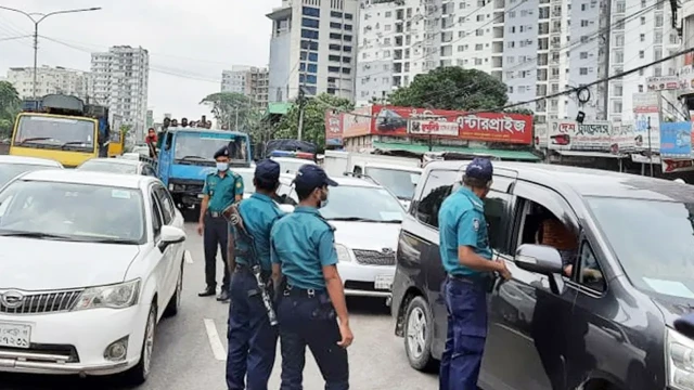 রাজধানীতে ট্রাফিক আইন লঙ্ঘনকারীদের বিরুদ্ধে ডিএমপির অভিযান