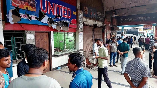 টিকিট কাউন্টার ভাঙচুর, ময়মনসিংহ থেকে সব রুটে বাস চলাচল বন্ধ