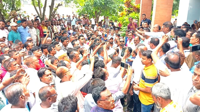 আসন অপরিবর্তিত রাখার দাবিতে যশোরে নির্বাচন অফিস ঘেরাও