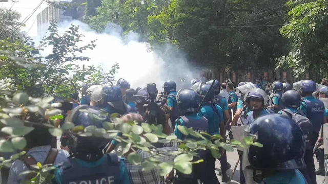 শাহবাগে শিক্ষার্থীদের সঙ্গে পুলিশের ধাওয়া, টিয়ারশেল-সাউন্ড গ্রেনেড নিক্ষেপ