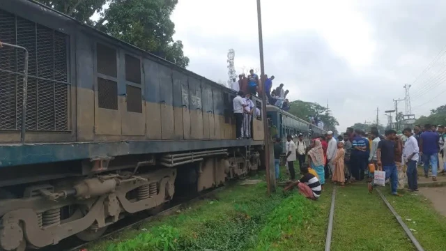 ময়মনসিংহের গফরগাঁও রেলওয়ে স্টেশনে বলাকা কমিউটার ট্রেনের ইঞ্জিনে আগুন লাগে।