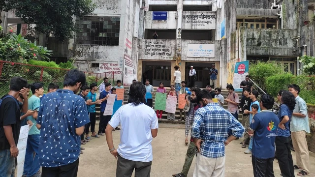 প্রক্টোরিয়াল বডির পদত্যাগসহ ৭ দফা দাবিতে উত্তাল চবি