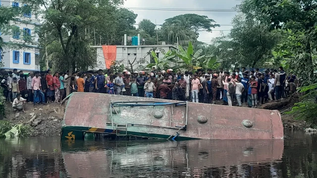 লক্ষ্মীপুরে বাস খালে পড়ে নিহত ৩, উদ্ধার ১৪