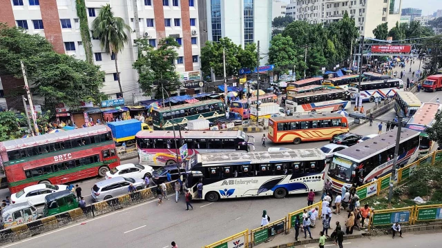মহাখালীতে পরিবহন শ্রমিকদের অবরোধে অচল সড়ক, তীব্র যানজট