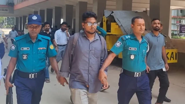 রুয়েটে নিষিদ্ধ ছাত্রলীগ নেতা সাঈদকে শিক্ষার্থীদের দাবিতে পুলিশের হাতে সোপর্দ