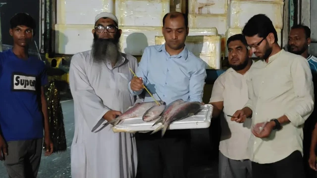 দুর্গাপূজা উপলক্ষে ভারতে ইলিশের প্রথম চালান