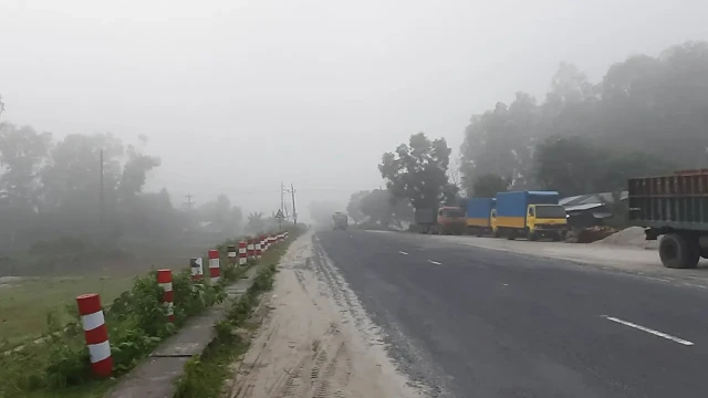 হঠাৎ কুয়াশায় ঢাকা তেঁতুলিয়া, শীতের আগমনী বার্তা