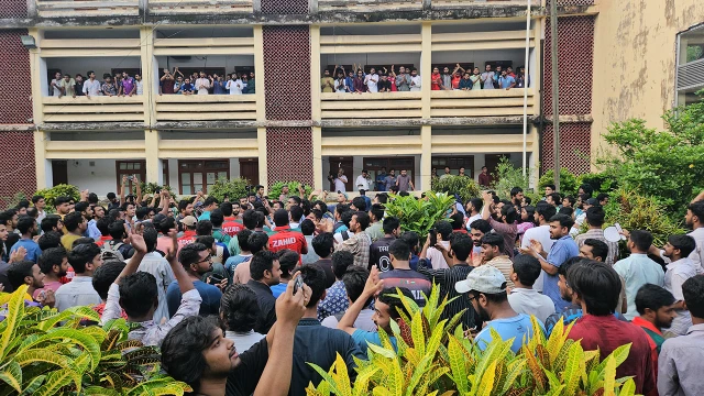 শিক্ষক-শিক্ষার্থীদের ধস্তাধস্তিতে উত্তপ্ত রাবি ক্যাম্পাস
