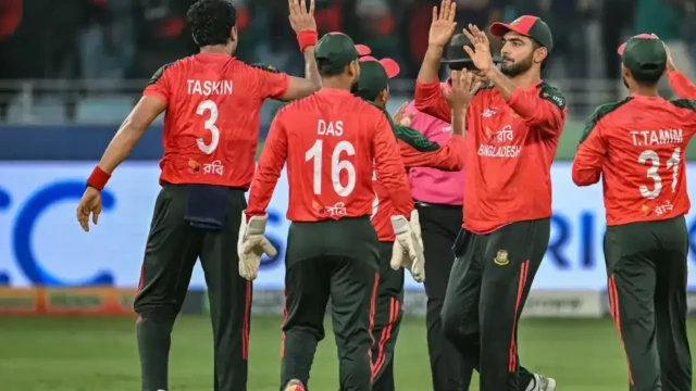 লঙ্কানদের ঝড়ো শুরুর পর টাইগারদের তিন আঘাত