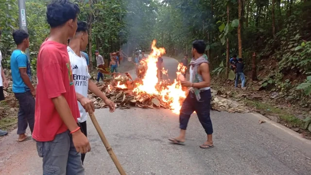 খাগড়াছড়িতে রাস্তা অবরোধ, সাজেকে আটকা হাজারো পর্যটক