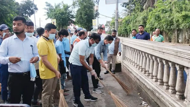ঝাড়ু হাতে রাস্তায় নেমে পরিচ্ছন্নতা অভিযানে ডিসি সারোয়ার