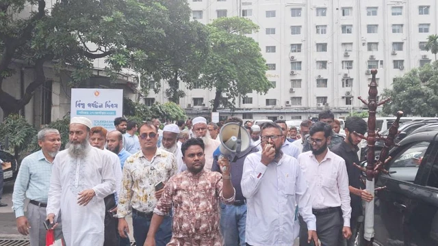 সচিবালয়ে কর্মচারীদের বিক্ষোভ