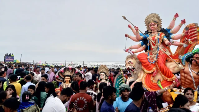 কক্সবাজার সৈকতে দেশের সর্ববৃহৎ প্রতিমা বিসর্জন