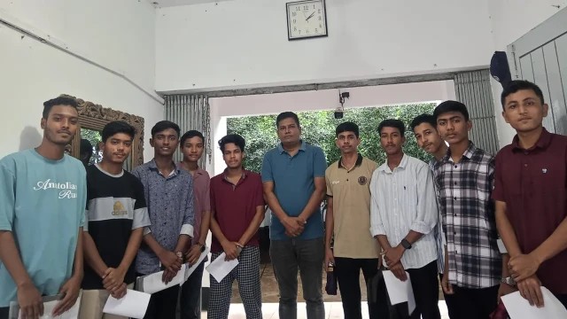 মাত্র ১২০ টাকায় পুলিশে চাকরি পেলেন মিরসরাইয়ের ১০ তরুণ