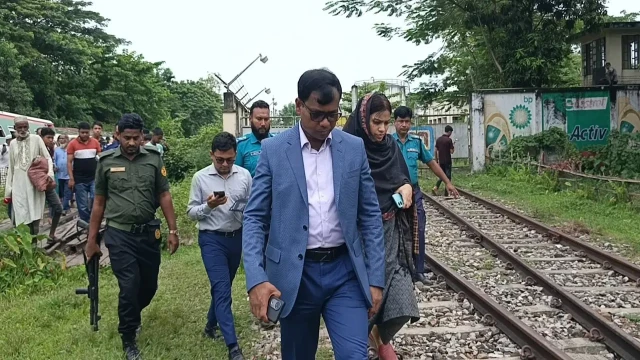 টিকিট কালোবাজারি ও অবৈধ স্থাপনা নিয়ে ডিসি সারওয়ারের হুঁশিয়ারি
