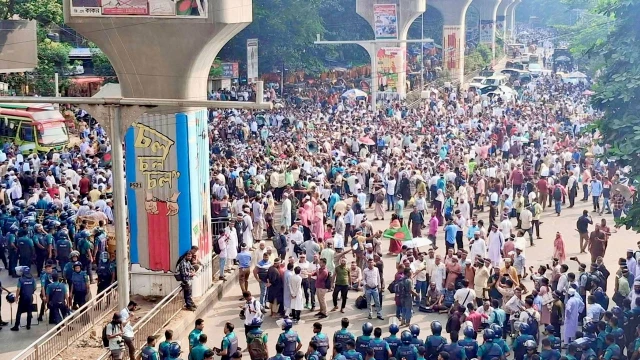 শিক্ষকদের ৩ দাবিতে উত্তাল শাহবাগ