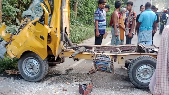 টাঙ্গাইলের মধুপুরে ভয়াবহ সড়ক দুর্ঘটনায় চারজন নিহত হয়েছেন।