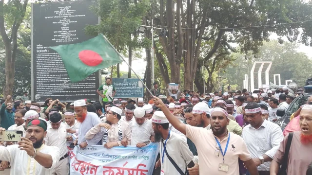 শিক্ষকদের নতুন কর্মসূচি ঘোষণা: সোমবার থেকে আমরণ অনশন