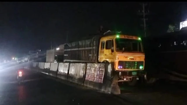 বাসচাপায় পথচারী আহত, ঢাকা-ময়মনসিংহ মহাসড়ক অবরোধ