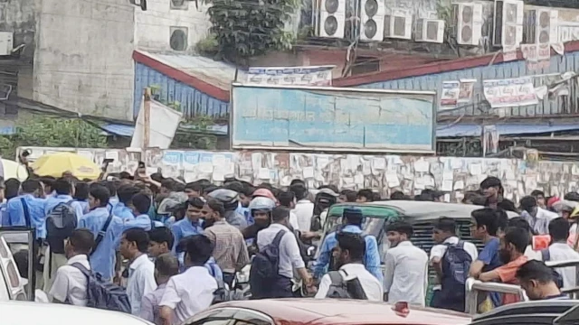 ফার্মগেটে শিক্ষার্থীদের সড়ক অবরোধ, যান চলাচল বন্ধ