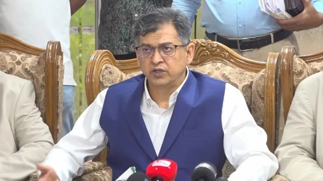 একটি দল জুলাই সনদে স্বাক্ষরের সুযোগ খুঁজছে : সালাহউদ্দিন আহমদ