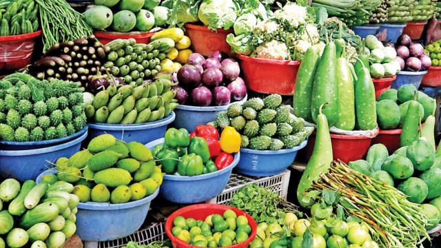 বাড়তি দামে মিলছে শীতের সবজি, ক্রেতাদের ভোগান্তি