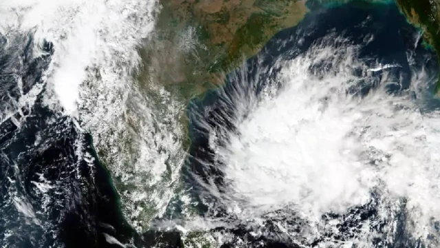 বঙ্গোপসাগরে ২৪ ঘণ্টার মধ্যে ঘূর্ণিঝড় ‘মন্থা’ সৃষ্টি হতে পারে