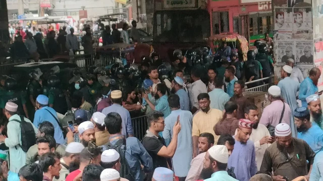 ইবতেদায়ি শিক্ষকদের ভুখা মিছিল ছত্রভঙ্গ করল পুলিশ