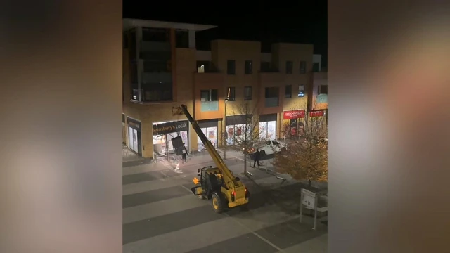 আস্ত এটিএম মেশিন তুলে নিয়ে গেল চোরদল