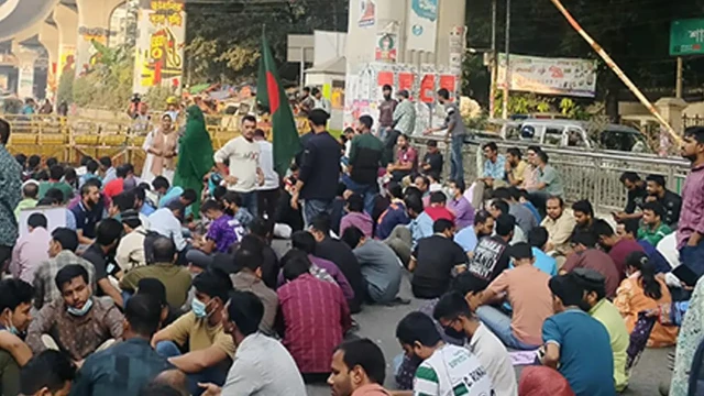 শাহবাগে ৪৭তম বিসিএস পরীক্ষার্থীদের অবস্থান, আংশিক সড়ক চলাচল বন্ধ