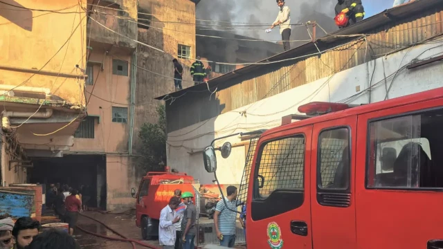 চট্টগ্রামে কম্বলের গুদামে ভয়াবহ আগুন, নিয়ন্ত্রণে ফায়ার সার্ভিসের সাত ইউনিট