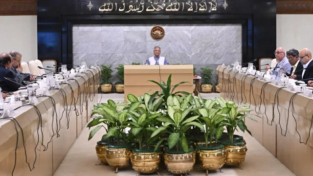 বারবার ভূমিকম্পে দেশজুড়ে উদ্বেগ, জরুরি বৈঠকে প্রধান উপদেষ্টা