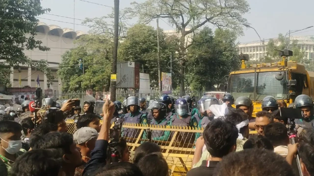 যমুনা অভিমুখে মিছিলে ৪৭তম বিসিএস পরীক্ষার্থীরা, শাহবাগে পুলিশি বাধা