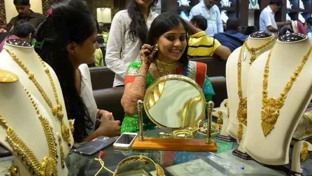 স্বর্ণের দামে বড় উল্লম্ফন, দুই সপ্তাহের সর্বোচ্চ স্তরে আন্তর্জাতিক বাজার