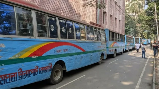মেঘলা ট্রান্সপোর্টের ১২ বাস আটক করল ঢাকা কলেজের শিক্ষার্থীরা