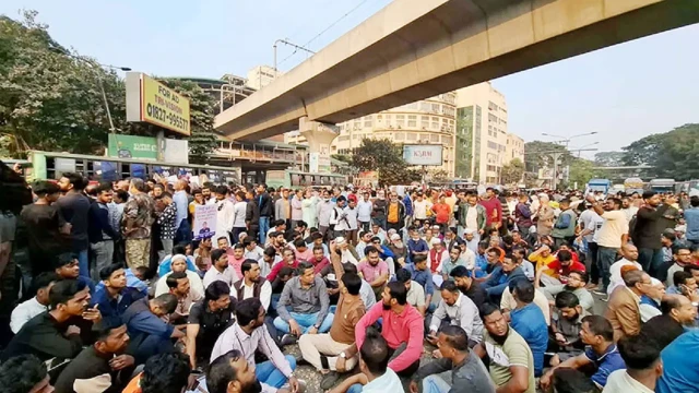 আইজিপিকে গ্রেপ্তারের দাবিতে শাহবাগে রাস্তা অবরোধ