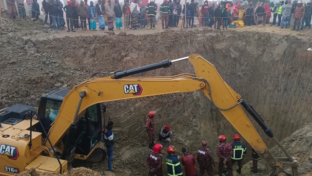 রাজশাহীর তানোরের কয়েলের হাট মধ্যপাড়া এলাকায় গর্তে পড়ে নিখোঁজ হওয়া শিশু সাজিদকে এখনও উদ্ধার করা সম্ভব...
