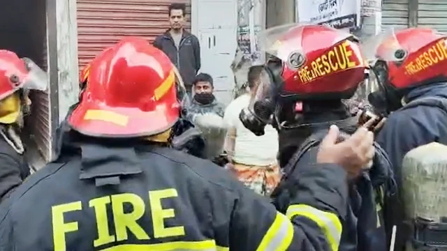 বাবুবাজারে আগুনে ক্ষতিগ্রস্ত ভবন থেকে জীবিত উদ্ধার ৪২