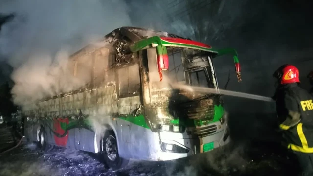 আরও এক বাসে আগুন