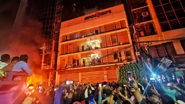 হামলার কারণে প্রথম আলো ও দ্য ডেইলি স্টারের সব কার্যক্রম সাময়িকভাবে বন্ধ