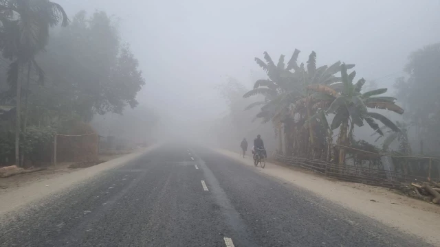 তেঁতুলিয়ায় হাড় কাঁপানো শীত, বিপাকে জনজীবন