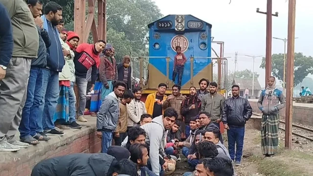 বিশেষ ট্রেন বরাদ্দ না পাওয়ায় লালমনিরহাটে রেলপথ অবরোধ