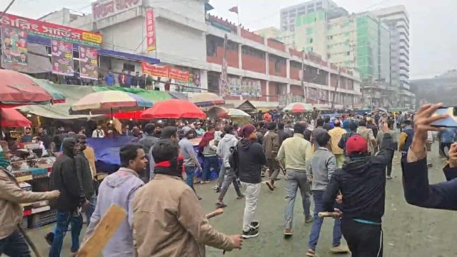 কাওরান বাজারে চাঁদাবাজি বন্ধের দাবিতে মানববন্ধনে হামলা