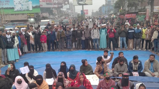 হাদি হত্যার বিচারের দাবিতে ঢাকা–কুয়াকাটা মহাসড়ক অবরোধ