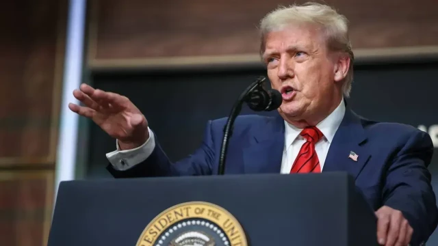 নিজেকে ভেনেজুয়েলার অস্থায়ী প্রেসিডেন্ট হিসেবে দাবি ট্রাম্পের