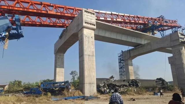 থাইল্যান্ডে ভয়াবহ দুর্ঘটনা: চলন্ত ট্রেনের ওপর ক্রেন ভেঙে প্রাণ গেল ২২ জনের