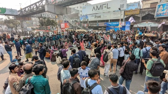 নতুন কর্মসূচির ঘোষণা দিয়ে সড়ক ছাড়লেন সাত কলেজের শিক্ষার্থীরা