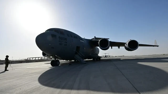 কাতারের আল উদেইদ ঘাঁটিতে সতর্কতা কমলো, ফিরছেন মার্কিন কর্মকর্তা ও বিমান